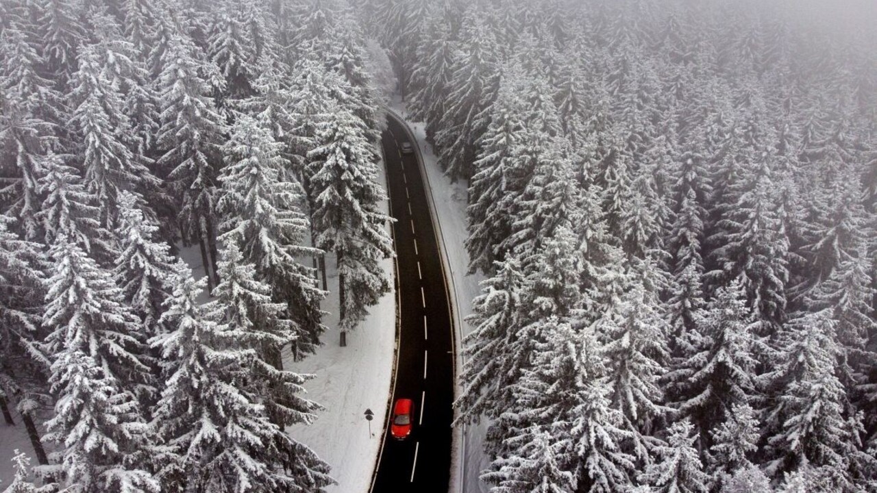 Pod lavínou zahynul lyžiar. Alpské oblasti zasiahlo husté sneženie