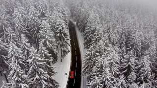 Pod lavínou zahynul lyžiar. Alpské oblasti zasiahlo husté sneženie