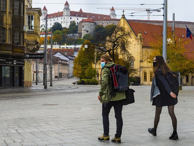 Bratislava zostáva v oranžovej farbe, odporučil to regionálny hygienik