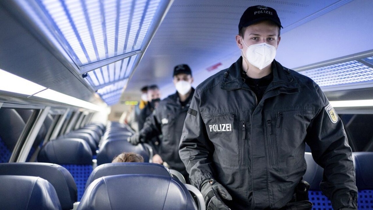 Nemecko má problém s vlakmi, kameňom úrazu sú rúška