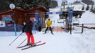 Lyžiarske strediská zostanú otvorené. Čakajú ich striktné pravidlá