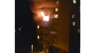V Košiciach po požiari evakuovali bytovku, hlásia ranených