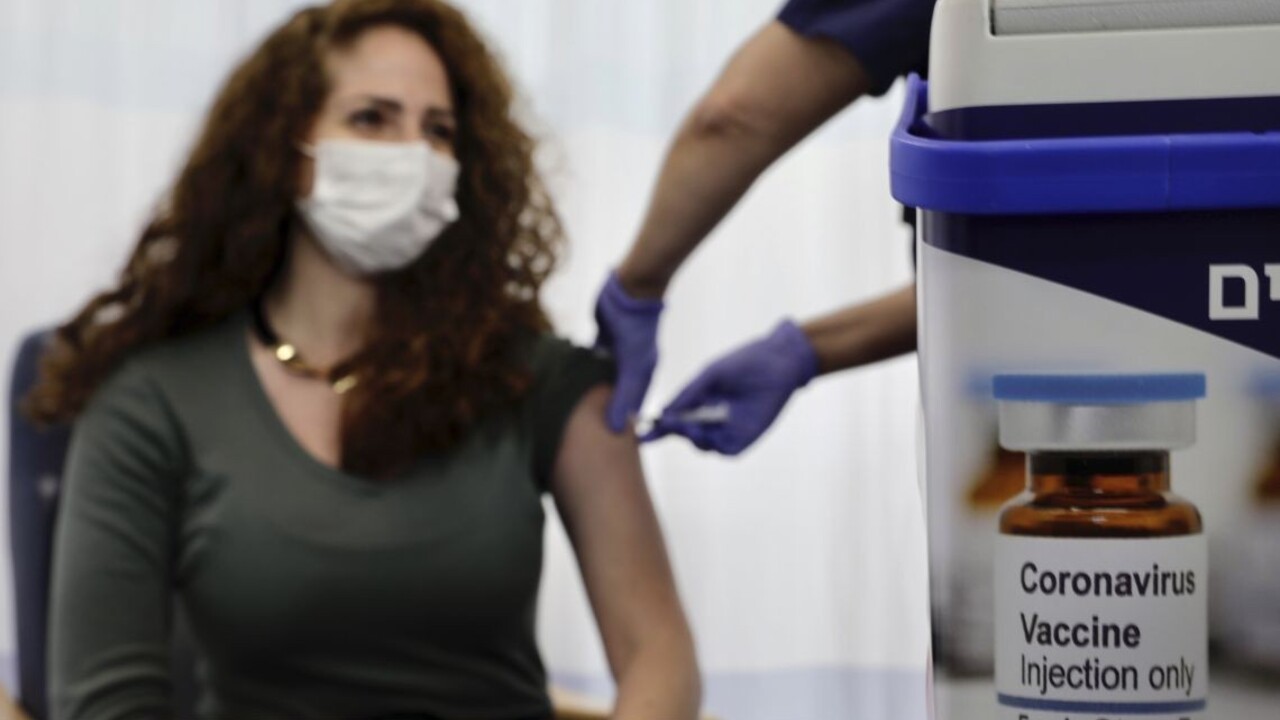 Očkovať nás zrejme začnú vakcínou od Pfizeru. Jedna dávka nestačí