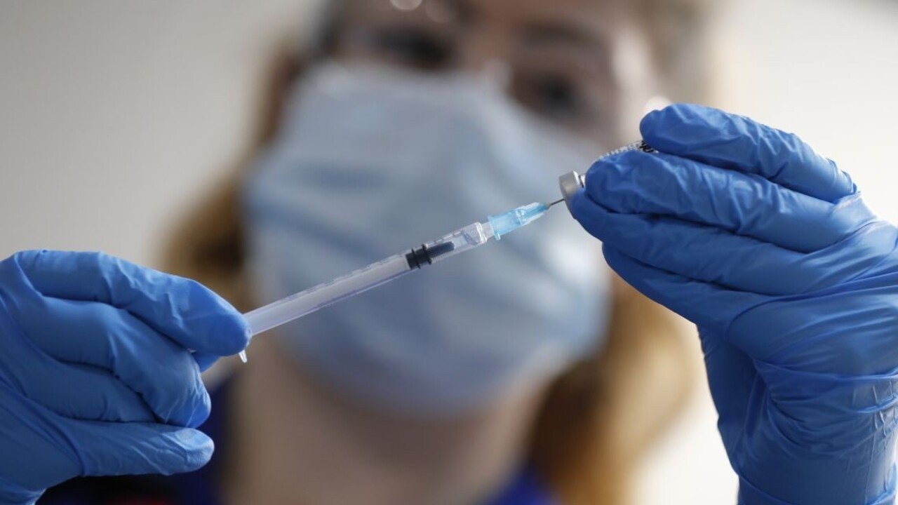 Supervakcína? Oxfordskú očkovaciu látku skombinujú s ruskou