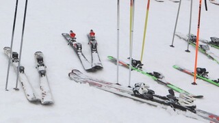 Francúzi chcú lyžovať od januára, Švajčiari testujú pod svahom