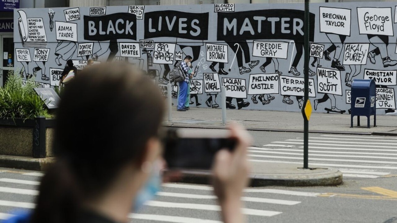 Panika na proteste. Vodička vrazila autom do demonštrantov