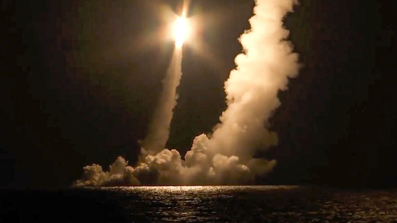 Rusi otestovali svoje námorné sily, strieľali z ponorky Monomach