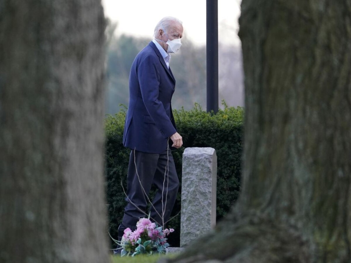 Biden stále kríva. Lekár prezradil, ako sa mu hojí zlomenina nohy