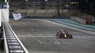 Posledné preteky sezóny F1 vyhral Verstappen, porazil aj Hamiltona