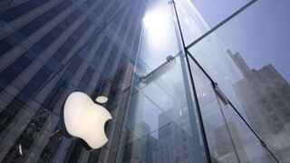 Akcie spoločnosti Apple prudko klesajú. Peking zakázal vládnym úradníkom iPhony