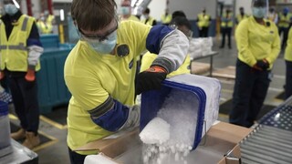 V USA spustili očkovanie, prvá dostala vakcínu žena z prvej línie