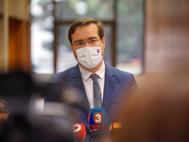 Vláda avizovala sprísnenia, v hre je aj zákaz vychádzania