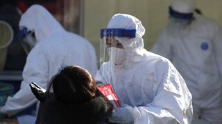 Vírus má takmer 50 nových obetí, pribudlo vyše dvetisíc nakazených