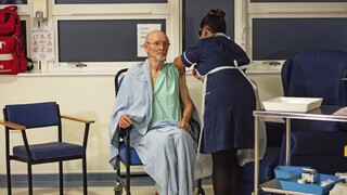 Ide o dlhý proces. Očkovanie v Británii môže trvať aj rok