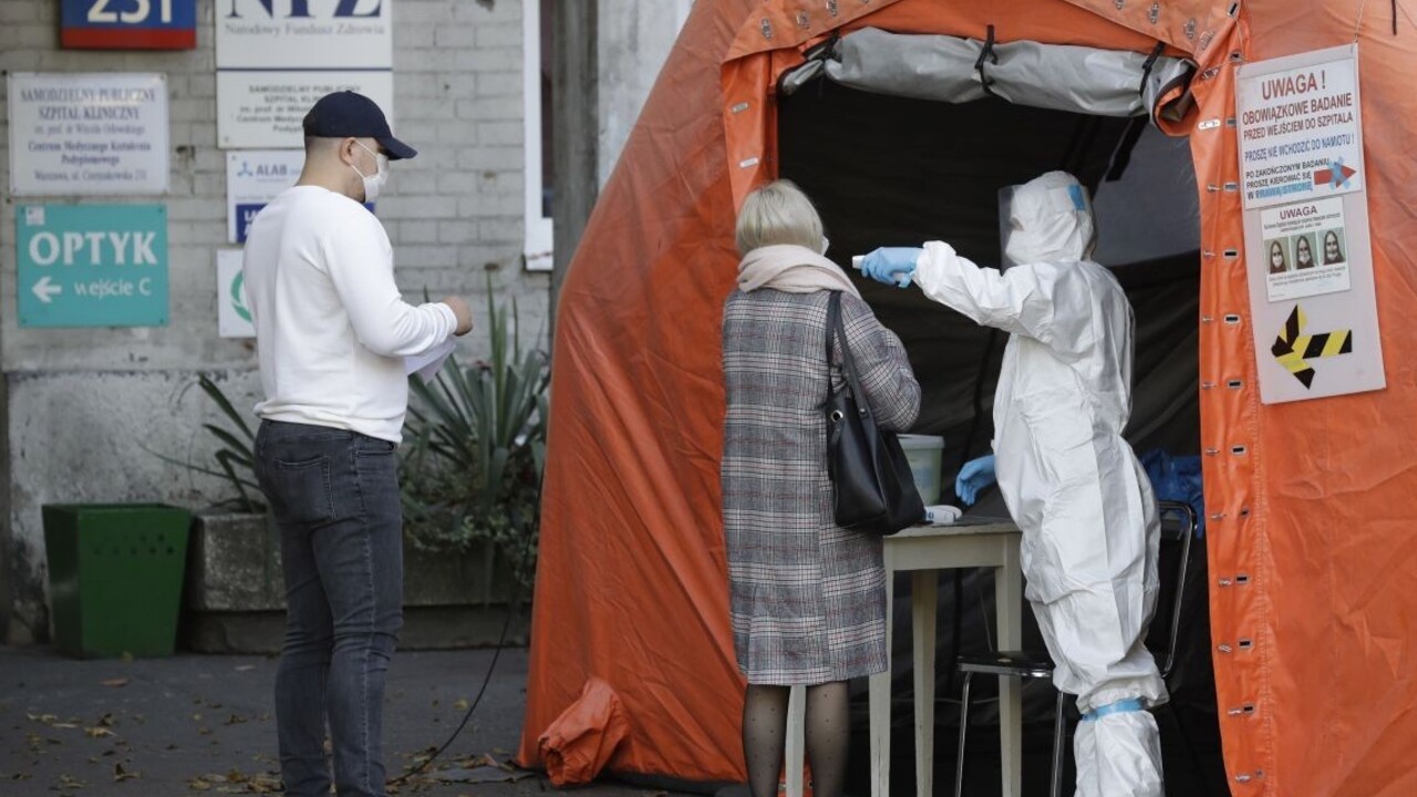 Poľsko má očkovací program, objednávať sa ľudia môžu už v januári
