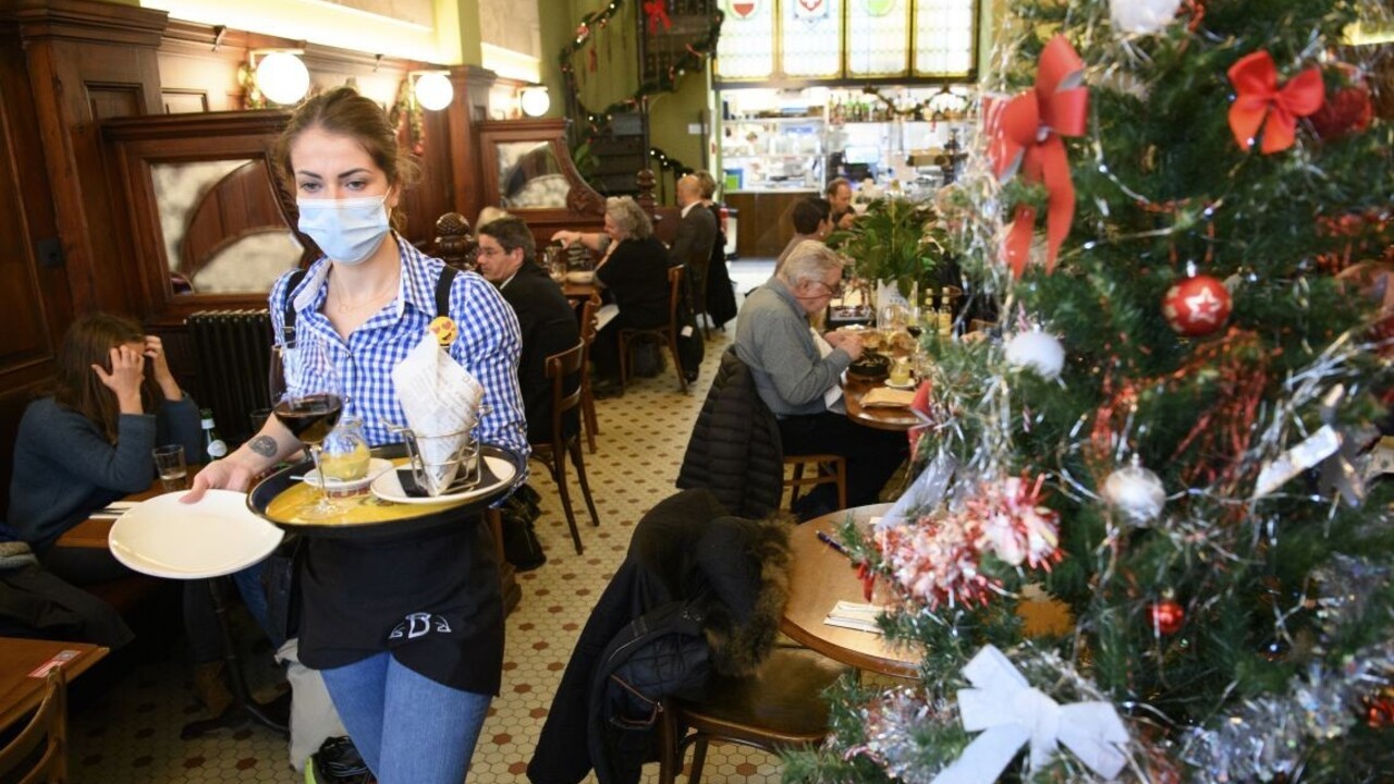 Vírus sa v USA dramaticky šíri, problémom je aj nedostatok lôžok