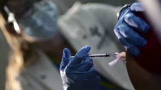 Očkovanie by malo začať v celej EÚ v rovnaký deň, vyzvala Leyenová