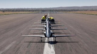 Boeing testuje letku 5-tich autonómnych mini-prúdových lietadiel