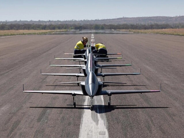 Boeing testuje letku 5-tich autonómnych mini-prúdových lietadiel
