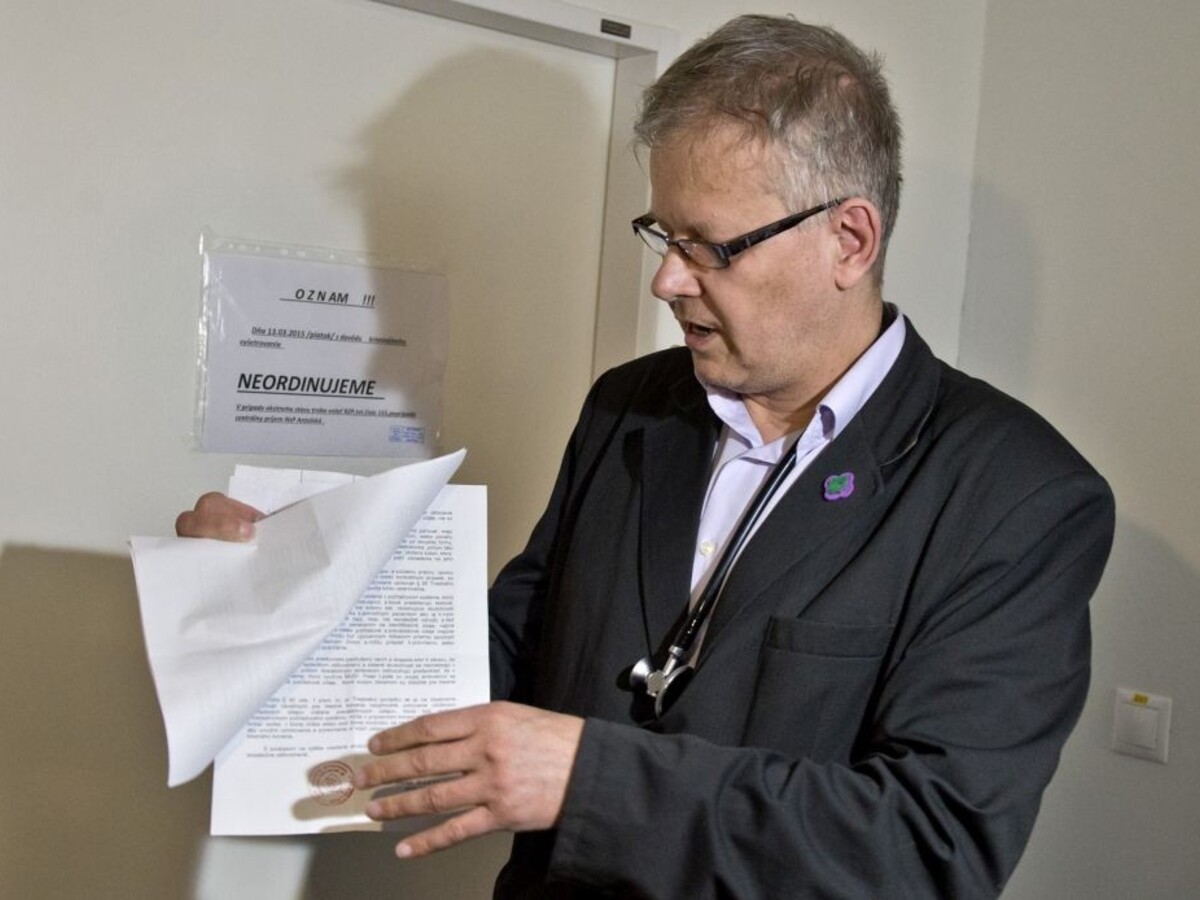 Šíri bludy a klamstvá. Polícia upozorňuje na známeho lekára