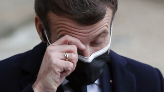 Napriek nákaze stále pracuje, Macron je v izolácii