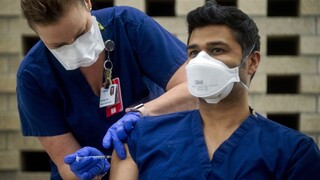 Príchod vakcíny sprevádzajú konšpirácie. Vedci vyvracajú pochybnosti