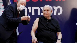 Izraelský premiér sa nechal zaočkovať v priamom prenose