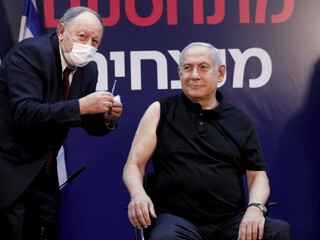 Izraelský premiér sa nechal zaočkovať v priamom prenose