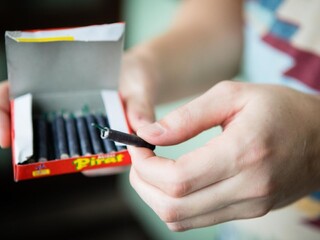 Pyrotechnika v rukách maloletých? Kontrola cez e-shop je nedostatočná