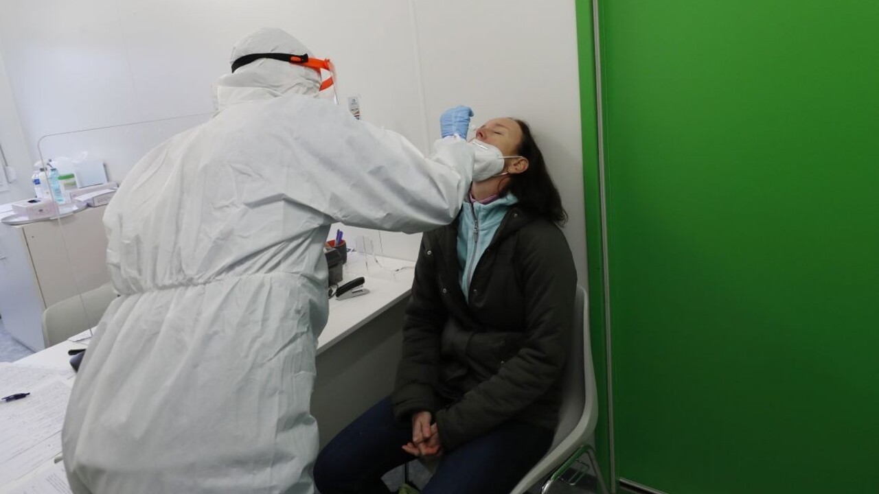 ČR má už vyše 10 000 úmrtí, pribudli tisícky nových prípadov