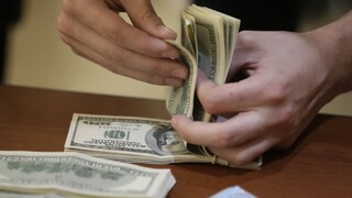 Zmutovaný vírus otriasol aj burzami. Padá i euro či libra