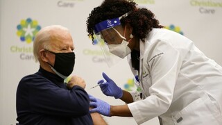 Biden dostal vakcínu v priamom prenose, chce posilniť dôveru
