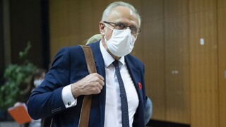 Neutíchajúci kašeľ a teploty. Ministra hospitalizovali v nemocnici