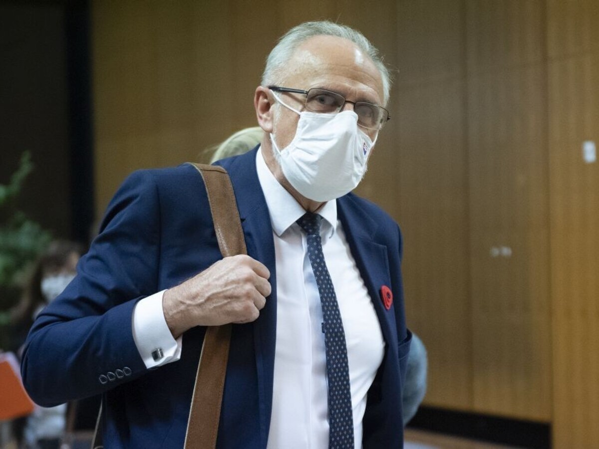 Neutíchajúci kašeľ a teploty. Ministra hospitalizovali v nemocnici