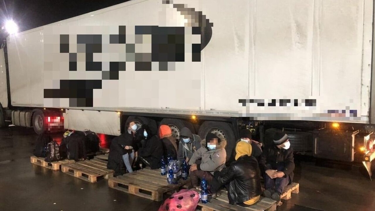 Na východe zadržali 11 migrantov, v nákladiaku cestovali ideti