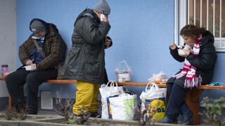 Tradíciu neprekazila ani pandémia, ľuďom bez domova navarili kapustnicu