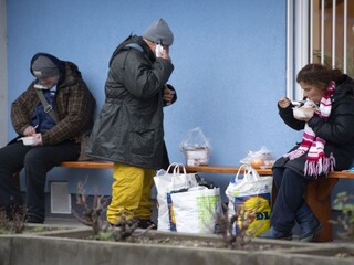 Tradíciu neprekazila ani pandémia, ľuďom bez domova navarili kapustnicu