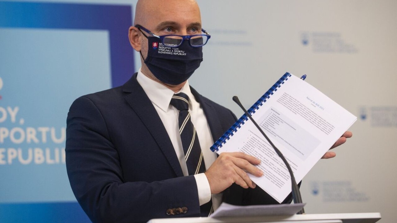 Ako budú vyzerať maturity? Gröhling čoskoro zverejní detaily