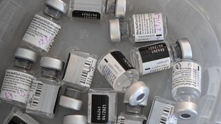 Na Slovensko dorazí vakcína, očkovať sa začne v štyroch mestách