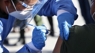 Európa začína s očkovaním, prvé vakcíny už dorazili do Česka