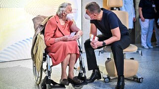 ČR začala s očkovaním. Prví dostali vakcínu Babiš a veteránka