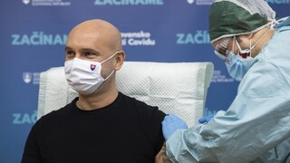 Gesto príkladu, nie papalášizmus. Politici sa dali zaočkovať