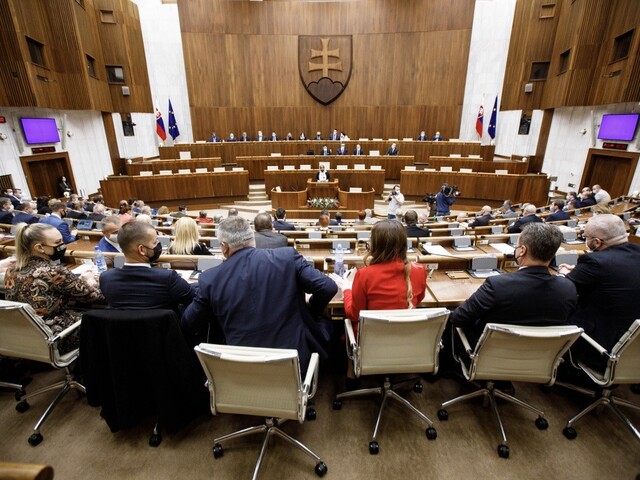 Kollár zvolal mimoriadnu schôdzu, prísť môžu i pozitívni poslanci