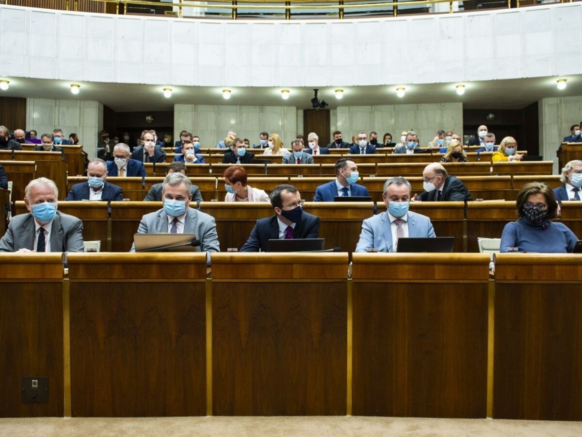Poslanci môžu pracovať aj s Covid-19, umožnila to špeciálna vyhláška