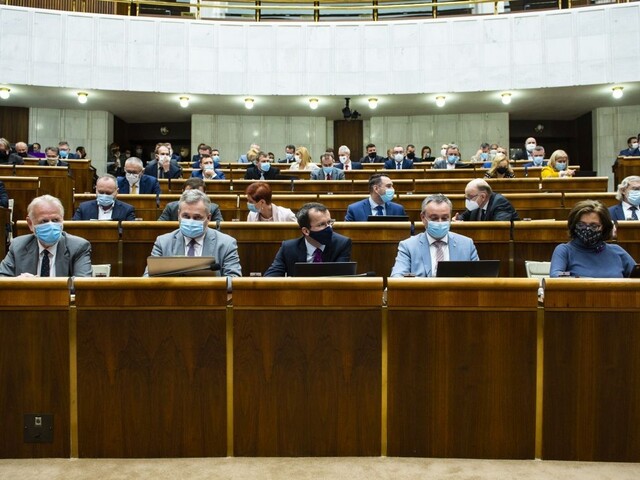 Poslanci môžu pracovať aj s Covid-19, umožnila to špeciálna vyhláška