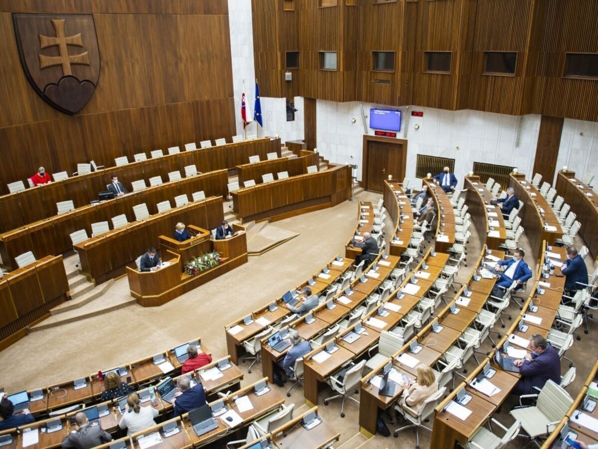 S nákazou do parlamentu. Pozitívnych poslancov oddelia fóliou