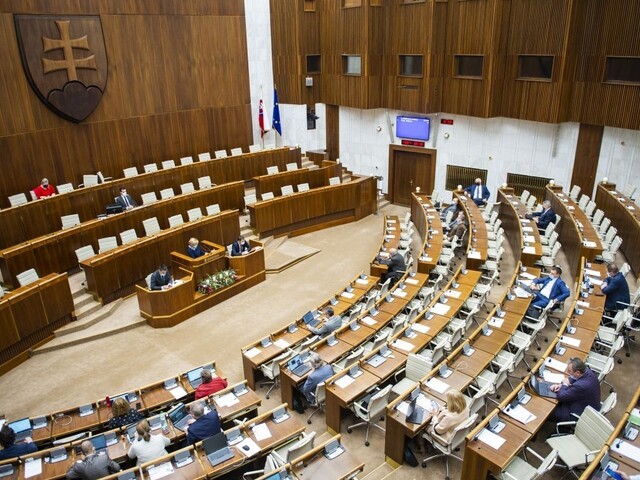S nákazou do parlamentu. Pozitívnych poslancov oddelia fóliou