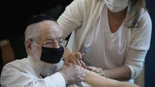 V Izraeli intenzívne očkujú, vakcínu už využili státisíce ľudí