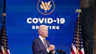 Biden chce povinné rúška čo najskôr, kritizoval aj Trumpa