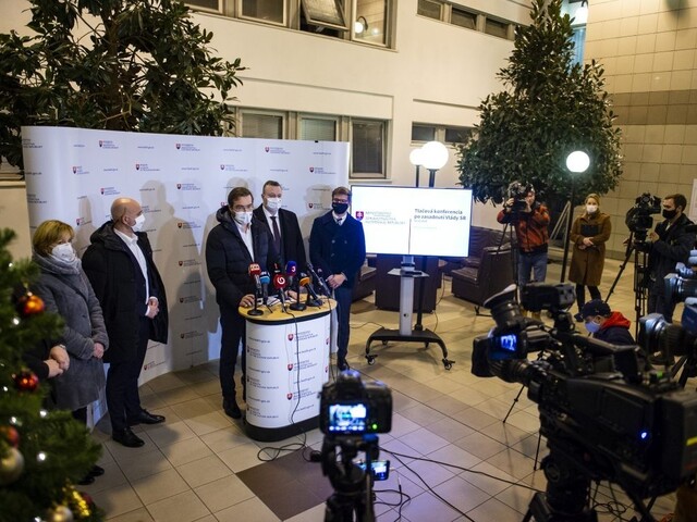 Schválili prísny lockdown. Zakázali domáce návštevy i kostoly